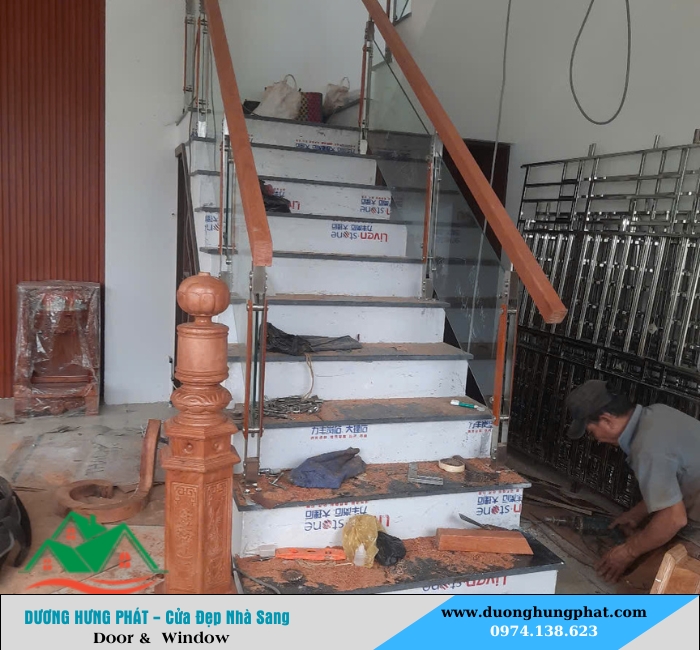 cầu thang kính tại Củ Chi